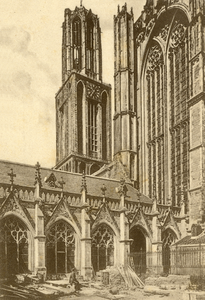 3339 Gezicht op de noordwesthoek van de kruisgang van de Dom te Utrecht met een gedeelte van de westelijke kruisarm en ...